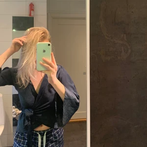 Fest topp med knyte💙 - En fin fest topp i silke från Bik Bok. I en marinblå fin färg💙💙💙