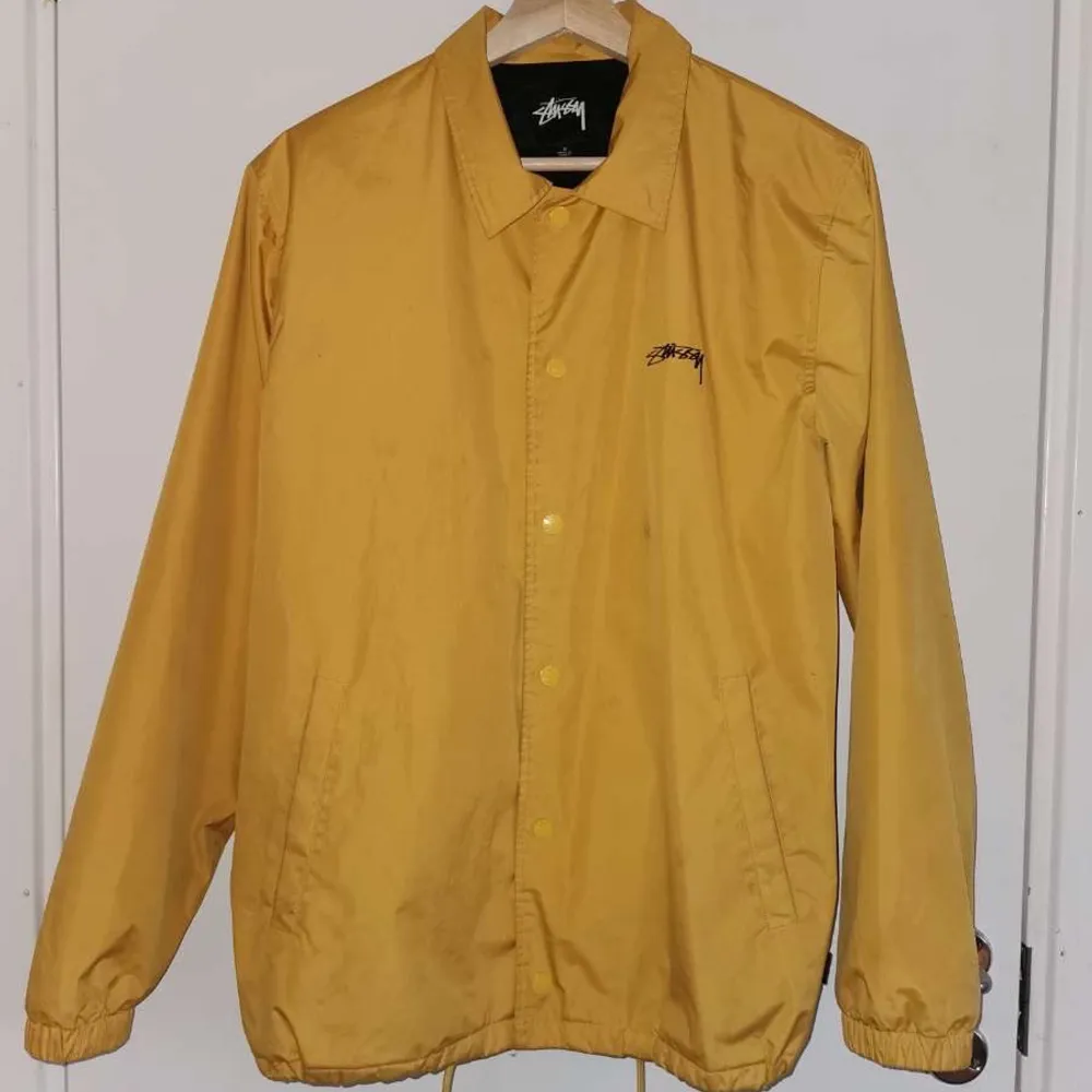 Skitsnygg stussy windbreaker, säljes pga inte kommer till användning!! Strl s men är stor i storleken (snyggt oversized). Pris kan diskuteras!!! Frakt tillkommer💛. Jackor.