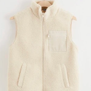 Teddy väst - Säljer min jättefina teddyväst ifrån lindex, eftersom den tyvärr inte kommer t anvädning! Buda!!