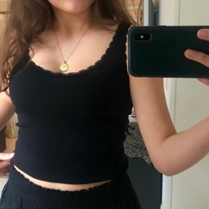 Linne med spets - Svart, lite ribbat linne från Other Stories i strl Xs! Använt 2-3 gånger så det är som nytt! Har vanligtvis strl xs-s och det sitter perfekt på mig🥰 köparen står för frakten