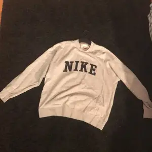 En grå oversized tröja ifrån Nike som jag har köpt för längesen och som tyvärr inte kommer till användning, köparen står för frakten, startpris 300kr buda i kommentarerna☺️