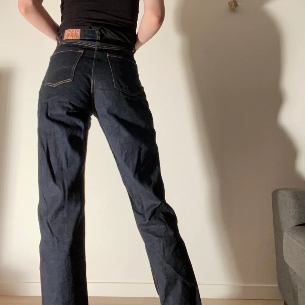 Snygga mörkblå jeans från pepe. Knappt använda. Jag är 181cm lång. Midja 26.   Nypris 1000kr. Jeans & Byxor.