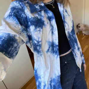 Blå tie dye skjorta  - Superfin skjorta köpt på humana, passar nog xs-m beroende på hur man vill att den ska sitta! Själv är jag xs och den är rätt oversized på mig:) 