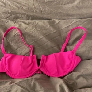 Rosa bikiniöverdel - En jättefin somrig rosa färg på en jättefin bikiniöverdel aldrig använd💗