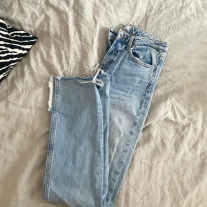 Zara jeans - Jeans med slits från zara! Storlek 36 säljer för 200kr❤️ (skriv för bild hur dom sitter på)