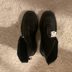 Svarta boots - Svarta boots med dragkedja fram från Zara, så sjukt coola och bekväma men fick likande i julklapp. Prislappen finns kvar, dvs aldrig använda och de är i storlek 39. 