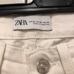 Jenas  - Vita jeans som jag också växt ur i men kunde bara användas några gånger. Byxan sitter jätte fint och är lite öppnade neråt. 