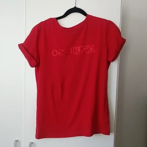 T Shirt - En Hugo Boss t shirt i storlek S . Är från room 1006 i Emporia. 