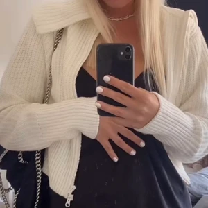 Stickad kofta  - Fin stickade kofta från Gina Tricot! Slutsåld överallt. Enbart använd ett fåtal gånger, i nyskick med andra ord. Frakt tillkommer 😇 LÅNADE BILDER