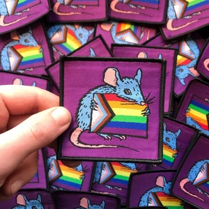 Tygmärke. Pride råtta - Pengarna går till upplands väsby scoutkår. För 2,5 år sedan brann uv scoutstuga ner, och vi samlar för tillfället pengar för att kunna bygga en ny stuga. Tygmärket är designat av mig. Det är mjukt och perfekt att sy på kläderna, scoutskjortan eller väskan. 