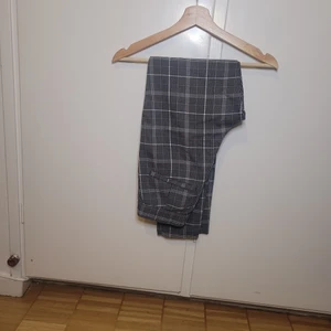 Hollister kostymbyxor - Ultra high-rise stretchiga kostymbyxor med blixtlås fickor fram.