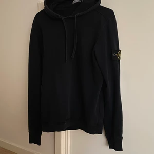 Stone island hoodi svart  - Säljer en stone island hoodie i storlek M, skicket är 7/10. Har du fler funderingar så ba hojta till och passar inte priset så kom med ett bud. 