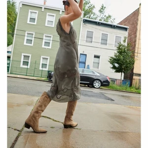 Zara boots storlek 37 oanvända - Helt nya, slutsålda zara cowboyboots i storlek 37. Aldrig använda, prislappen sitter kvar, tyvärr inte min stil. Finns i oskarshamn, köpare står för frakten. Pris går att diskutera vid snabb affär