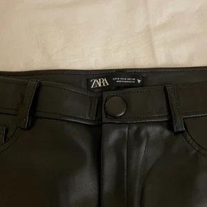 Skinbyxor ZARA - SÄLJER MINA FAVORIT BYXOR från zara, använda många gånger men är i väldigt bra skick och inga slitningar. Dragkedja längst det vid fotleden. Skriv för bilder