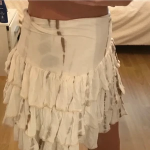 Volangkjol - Såå snygg och fin kjol! Säljer då den knappt har kommit till användning. Pris kan diskuteras💕