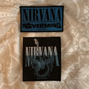 Nirvana patches - !!!30kr/st 50kr för båda!!!Säljer mina nirvana patches. Helt oanvända i bra skick. Man syr på dom på t.ex en jeans jacka, väska eller byxor