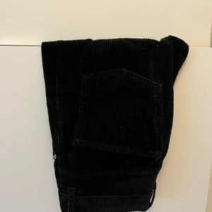 Manchesterbyxor  - Modellen rowe från Weekday. Storlek 36. Frakt på 30kr tillkommer