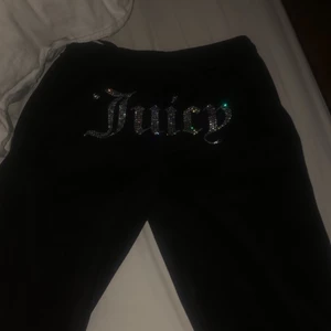 Juicy couture  - Lagger ut dessa byxor igen men har nu sänkt priset!! Super fina och använda max 10 gånger så de är i superfint skick🖤