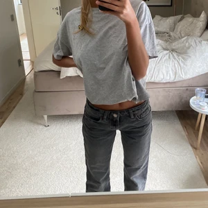 Lågmidjade jeans - Grå lågmidjade jeans från Zara!! Knappt använda