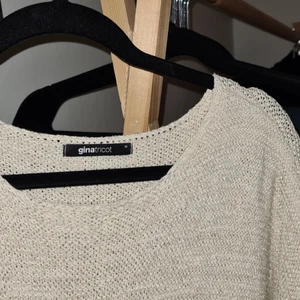 Gina Tricot beige tröja - Jättefint skick på denna beiga långärmade tröja från Gina Tricot 🌟Sparsamt använd! Lång och "tung" som fallet fint och ger en lyxig känsla 💕