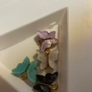 Fjärils berlocker  - 2kr st finns 5 st 