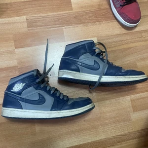 Nike Air Jordan 1 Georgetown storlek 46 - Ett par välanvända Nike Air Jordan 1 ”Georgetown” använda från o tillbaka i cirka 1 år. Dem e värderade mellan 3400-5000kr på StockX helt nya. Vill bli av med dem så fort som möjligt därav 600kr vill jag ha för dem. Dem håller med störst sannolikhet 1 år till. Har original skokartongen till!