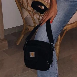 Carhartt WIP essential bag - Använd kanske 10ggr. Bra skick & cool! Perfekt för mobil, snus och läppstift 🥳
