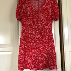 Röd sommarklänning - Säljer denna klänning pga att den tyvärr inte kommer till användning hos mig men hoppas att någon annan kommer att få glädje av den eftersom det är en superfin klänning🤍. Klänningen kommer från HM och är endast använd ett fåtal gånger därav är klänningen i mycket gott skick. Originalpris är 150kr men jag säljer den för 90kr.