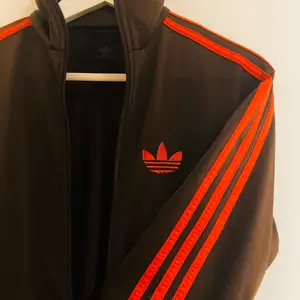 Adidas Vintage 90-tal, Ziptröja i super fint skick i brun/orange. Oversize storlek XS så den är som en storlek M. 