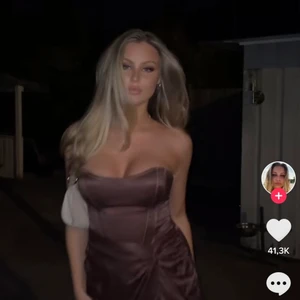 Brun korsettklänning - Säljer denna slutsålda bruna korsettklänning ifrån zara i storlek M men den är liten i storleken så skulle säga att den passar mellan XS-liten M beroende på hur man vill att den ska sitta. Endast testad och helt i nyskick. Köparen står för frakten. 