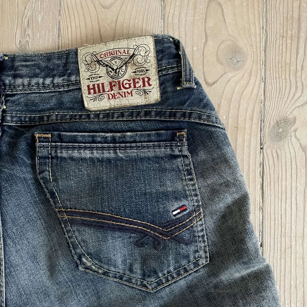 Säljer nu mina jättefina lågmidjade Tommy Hilfliger jeans som passar mig perfekt som är 160cm 💞. Jeans & Byxor.