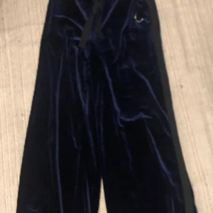 sammets byxor - Wide-leg mjuskis byxor i sammets matrial. Super fint skick, aldrig använt. 