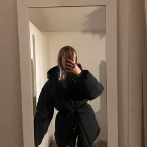 Pufferjacket - Intressekoll på min fina fina jacka, köpt i december på bikbok för 900 kr, använd några gånger så i väldigt fint skick, möts endast upp i Stockholm eller trosa vid affär, då frakten blir dyr. Kom med bud