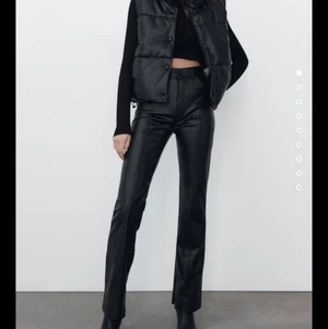 Zara väst - Kort puffer Zara väst i nyskick, endast använd en gång. Storlek: XS (stor i storleken, passar även S & M) Nypris: 559 kr.