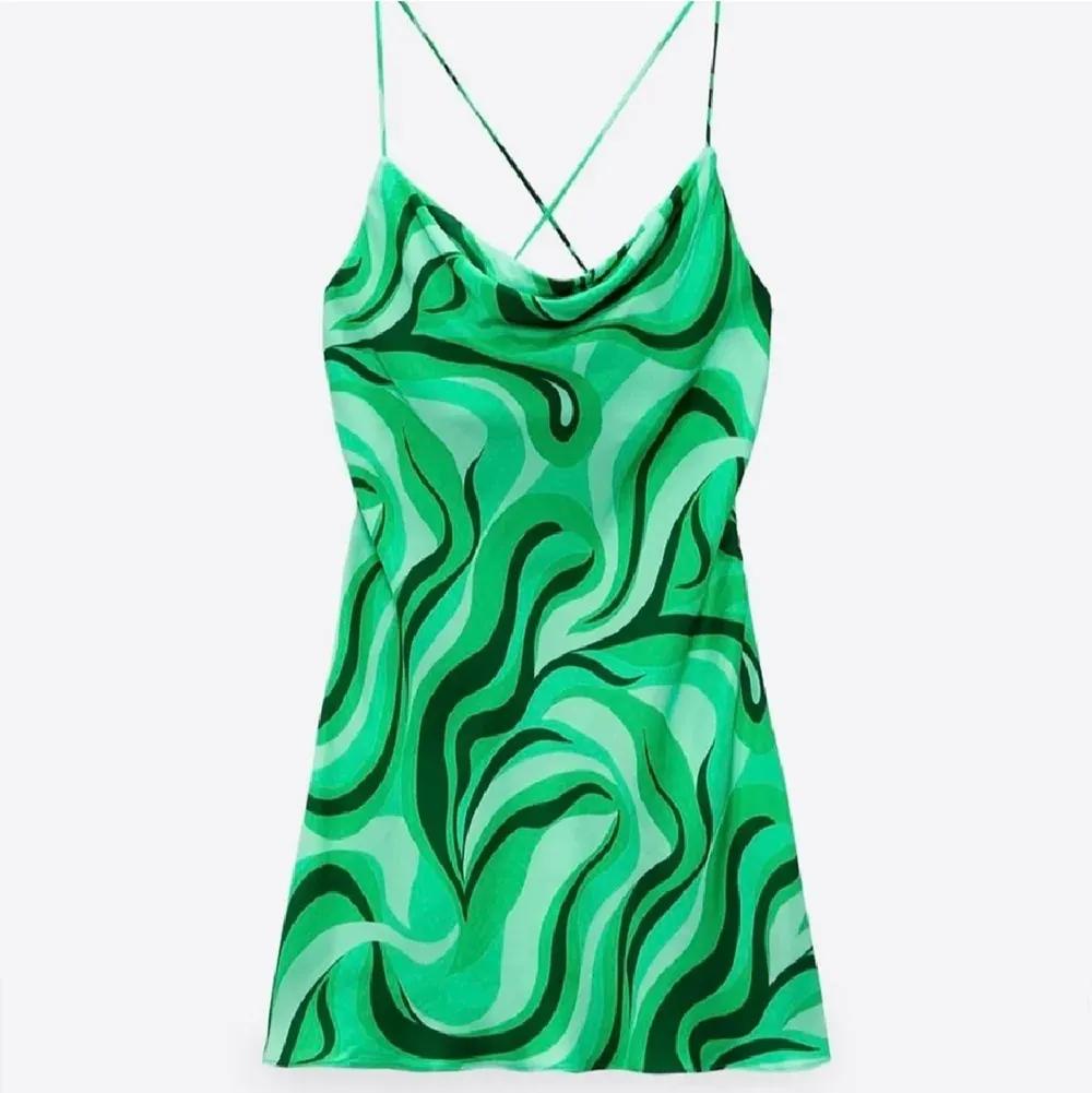 säljer denna gröna zara klänningen! köpt i somras men helt oanvänd då den ej passar mig, därav lånad bild!. Klänningar.