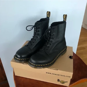 Dr. Martens kängor strl 39 - NYSKICK. Modellen är 1460 Pascal i mjukt läder köpta för 2000 kr. Kan antingen frakta (kan samfrakta), eller mötas i Stockholm 