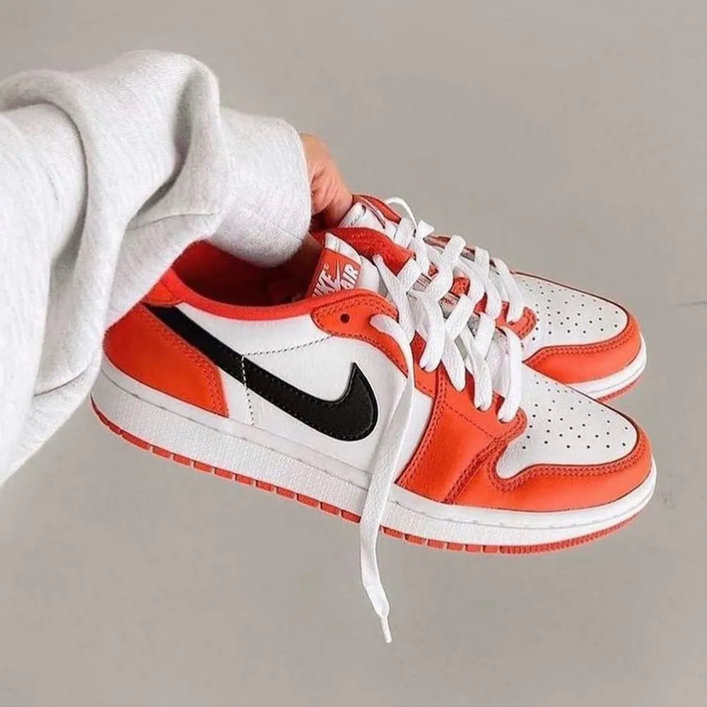 AIR Jordan 1 Low ’Starfish’🥕  Tillgänglig i storlek ⬇️  • EU40  • EU42 • EU43 • EU44 • EU45  • EU45,5  • Pris: 2599kr Fri Frakt   • Skick: DS/Oanvända  • Vi nås genom dm för eventuella frågor eller funderingar!  • Flera bilder fås via dm  #erisneakers . Skor.