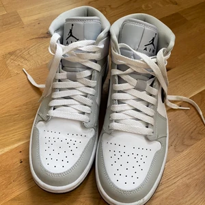  Jordans Mid - Ett par jordans skor i grå. Köpt från soldout för 3700kr ungefär. De är endast använda två gånger. Kan sänka priset vid snabb affär. De är lite smutsiga på sidan men inget som märks av, annars är de som nya