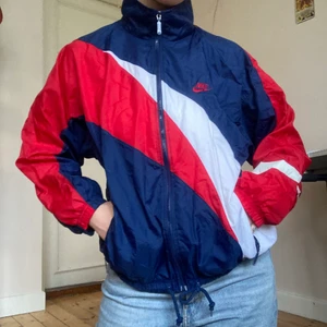 NIKE JACKA - coolaste nike jackan!! älskar verkligen denna men använder inte längre :) den är i storlek M men passar nog allt mellan XS-L 
