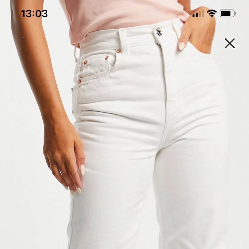 Helt oanvända vita jeans! Skitsnygga! Prislappen kvar. 🤍. Jeans & Byxor.
