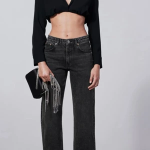 Zara jeans - Gråa jeans ifrån. Inte använt dom mycket då de tyvärr var för stora så de är i jättebra skick!❣️ Skickar gärna fler bilder om det önskas💗