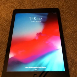 iPad air  - iPad Air i bra skick som funkar utmärkt, är lite färg som försvunnit längst med kanterna på baksidan pga ett skal. Ett skal följer med på köpet så får man göra vad man vill med det.