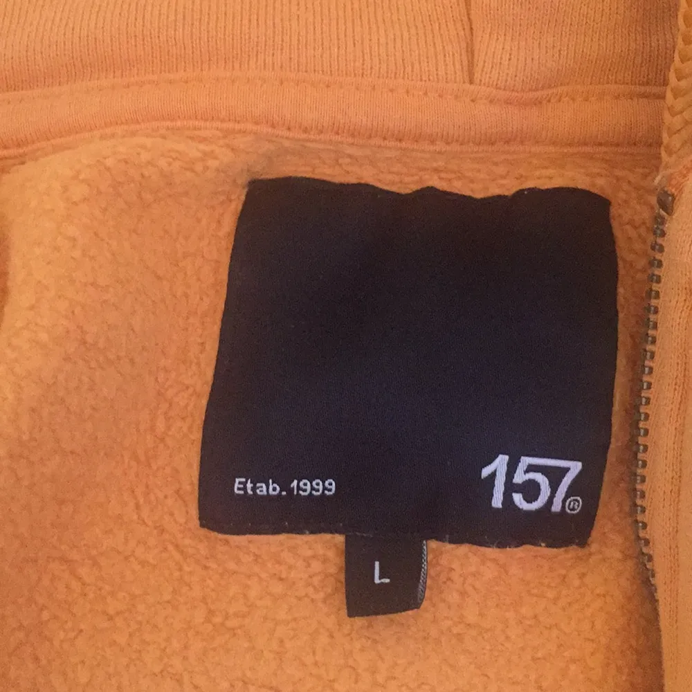 Orange zipup hoodie från lager 157 i strl: L men skulle vilja säga mer M. Hoodies.