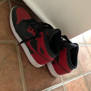 Nike Jordan 1 ”banned” - Jordan 1, använda under en sommar så nästan som nya och i gott skick. Köptes för 1500kr