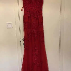 Festklänning  - Säljer en vacker och välpassande festklänning till alla olika tillfällen som till exempel: fest, kalas,bröllopsfest och födelsedags fest. Obs att den köptes ny och användes en gång och det var inomhus. 