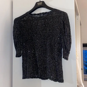 Glittrig festtopp - Glittrig festtopp från Zara. Första bilden är med blixt och andra utan. Måttligt genomskinlig 💘