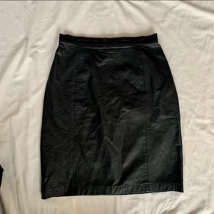 AMATI läder kjol - Läderkjol från märket AMATI tillverkad i Argentina. Den är i väldigt hög kvalite och vad jag hittat på nätet kan liknande kjol säljas för uppåt 800kr. Den är i storlek 8. Mått: midja: 64 cm, längd: 51 cm Stuss: 94 cm