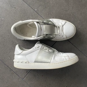 Valentino Open Sneakers - Fina klassiska valentino skorna i silver, storlek 41 i bra skick! Nypris är 6000kr och dustbag finns! Kan posta efter överenskommelse men annars möts jag i Stockholm området!❄️ 