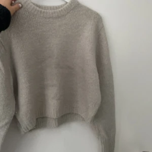 Stickad tröja strl M - Nu säljer jag denna super fina och jätte mysiga stickade tröja från zara i strl M! Jag brukar vanligtvis ha strl xs-s pä kläder men denhär är ganska kort och liten så den sitter perfekt ändå! Säljer även en exakt likadan fast i mer brunare färg i strl S skriv om ni vill ha bilder på den också ifall ni är intresserade!💕