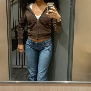  Juicy couture kofta!🤎 - Brun velvet juicy couture kofta i storlek S.             Älskar väldigt mycket men har alldeles för många koftor:( Köpta för 850kr men säljs billigare!! Skriv om du är intresserad💕    